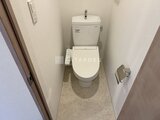 グランカーサ上野松が谷 温白色でまとめた清潔感のあるトイレ空間