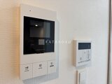 グランカーサ上野松が谷 モニター付きインターホンと室内操作パネルが備わった玄関