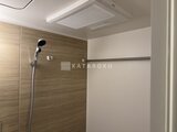 グランカーサ上野松が谷 木目調パネルを使用した浴室、天井埋込型の換気乾燥機付き