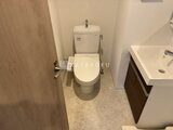グランカーサ上野松が谷 温水便座付きの落ち着いた印象のトイレ空間