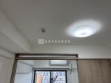 グランカーサ上野松が谷 明るいLED照明が備わった天井と洋室への引き戸