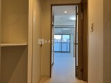 グランカーサ上野松が谷 玄関から居室方向へ続く廊下と採光の良い開放的な空間