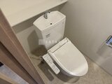 グランカーサ上野松が谷 温白色照明で明るく整えられたトイレ空間、温水洗浄便座付き