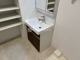 グランカーサ上野松が谷 洗面台とシューズボックス、鏡を備えた広めの洗面脱衣室