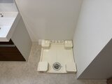 グランカーサ上野松が谷 洋式トイレと手洗いシンク付きの清潔感のあるトイレ室内