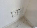 グランカーサ上野松が谷 白い壁に設置されたコンセントと照明スイッチの様子