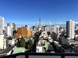 グランカーサ上野松が谷 バルコニーから見た東京スカイツリーと都市景観