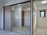 グランカーサ上野松が谷 明るい印象の廊下から各部屋へ繋がる間取りの様子