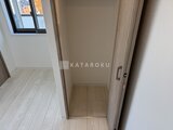 グランカーサ上野松が谷 明るい窓からの採光が心地よい玄関スペース
