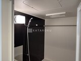 グランカーサ上野松が谷 黒いパネル貼りの落ち着いた浴室スペース