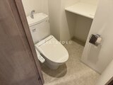 グランカーサ上野松が谷 ウォシュレット付きのコンパクトなトイレ空間