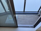 グランカーサ上野松が谷 開放的なテラスに設置された天窓から明るい光が入る様子