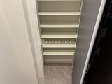 グランカーサ上野松が谷 可動棚が備わった開放的な納戸スペース
