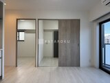 グランカーサ上野松が谷 明るい床材が広がるLDKとベッドルームの開放的な間取り