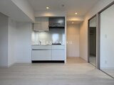 グランカーサ上野松が谷 白を基調とした洗練されたキッチンとリビングダイニング空間