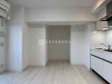 グランカーサ上野松が谷 白を基調としたモダンな2LDKのリビングダイニング