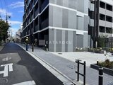 エレミ本蓮沼 前面道路から見たモダンな建物エントランス