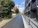 エレミ本蓮沼 緑に囲まれた住宅街に建つモダンな建物の外観