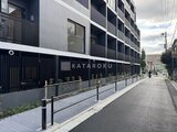 エレミ本蓮沼 前面道路から見たモダンな建物外観