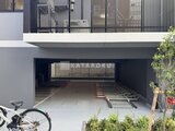 エレミ本蓮沼 建物1階の広めの駐車スペースと自転車置き場の様子