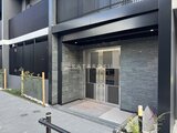 エレミ本蓮沼 モダンなレンガ調タイルのエントランスと