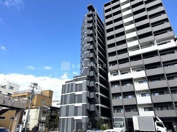 エレミ本蓮沼 明るい日中に撮影した複数の建物が立ち並ぶ街並みの様子