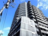 エレミ本蓮沼 青空を背景にした建物の外観と前面道路の様子