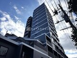 エレミ本蓮沼 青空を背景に建つモダンな外観の建物全景