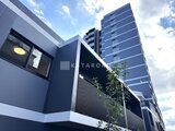 エレミ本蓮沼 青系のモダンな外観と植栽が映える建物全景