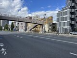 エレミ本蓮沼 前面道路から見た建物と周辺の街並み