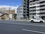 エレミ本蓮沼 前面道路から見たモダンな建物外観と周辺環境