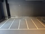 エレミ本蓮沼 天井裏の配線ダクトと構造体が見える駐車場スペース