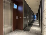 エレミ本蓮沼 落ち着いた色調でまとめた共用廊下とエレベーターホール