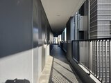 エレミ本蓮沼 日差しが差し込む明るい共用廊下と室外機置き場