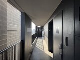 エレミ本蓮沼 陽光が差し込む開放的な共用廊下と複数のユニット入口