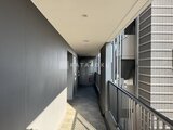 エレミ本蓮沼 グレーとホワイトを基調にした落ち着いた印象の共用廊下