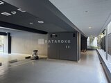 エレミ本蓮沼 モダンな共用ロビーと暗色パネル張りのエレベーターホール