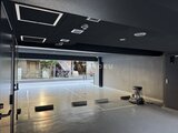 エレミ本蓮沼 大きなガラス面から街並みが見える開放的な共用スペース
