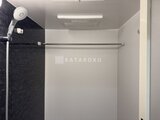 エレミ本蓮沼 黒いアクセントパネルと白を基調とした清潔感のあるシャワー室内