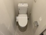 エレミ本蓮沼 温白色の壁に囲まれた清潔感のあるトイレ空間