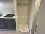 エレミ本蓮沼 洗濯機置き場を備えたコンパクトなキッチン周辺の様子