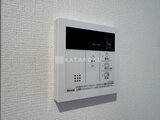エレミ本蓮沼 白い壁に取り付けられたRinnai製の給湯器コントローラー