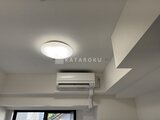 エレミ本蓮沼 明るい照明とエアコンが備わった開放的な天井部分