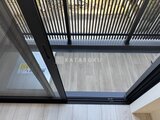 エレミ本蓮沼 採光たっぷりのルーバー天井がある開放的なリビング空間