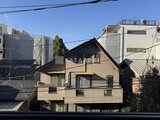 エレミ本蓮沼 周辺建物に囲まれた、モダンな外観の戸建て住宅