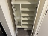 エレミ本蓮沼 多段の可動棚が備わった明るい壁面収納