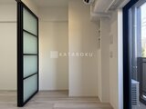 エレミ本蓮沼 明るく落ち着いた印象の玄関から居室への廊下空間