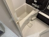 エレミ本蓮沼 白を基調とした清潔感のあるバスルーム