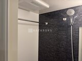 エレミ本蓮沼 黒を基調とした落ち着きのあるシャワールーム