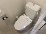 エレミ本蓮沼 温白色で統一された清潔感のあるトイレ空間
